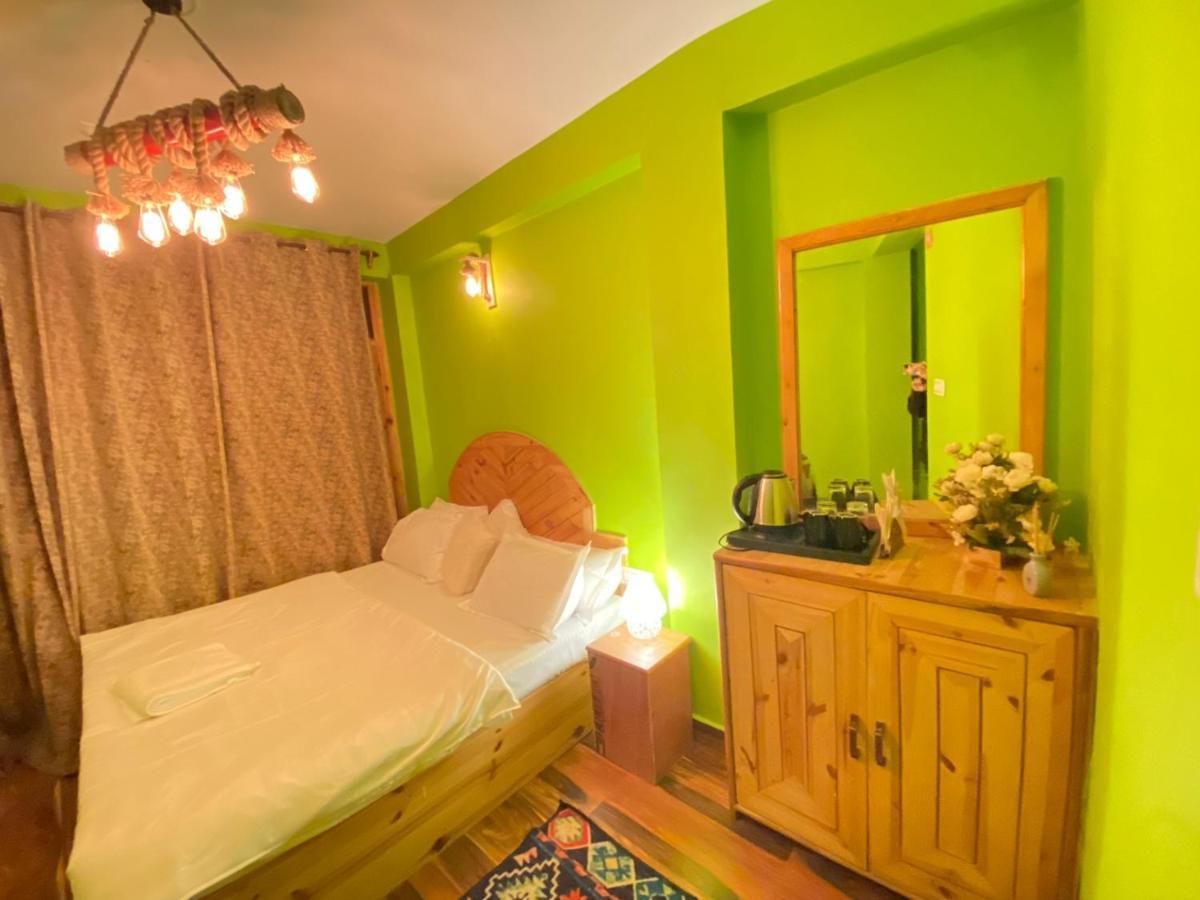Attic Monkey Cafe & Rooms Manāli エクステリア 写真