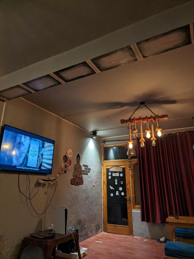 Attic Monkey Cafe & Rooms Manāli エクステリア 写真