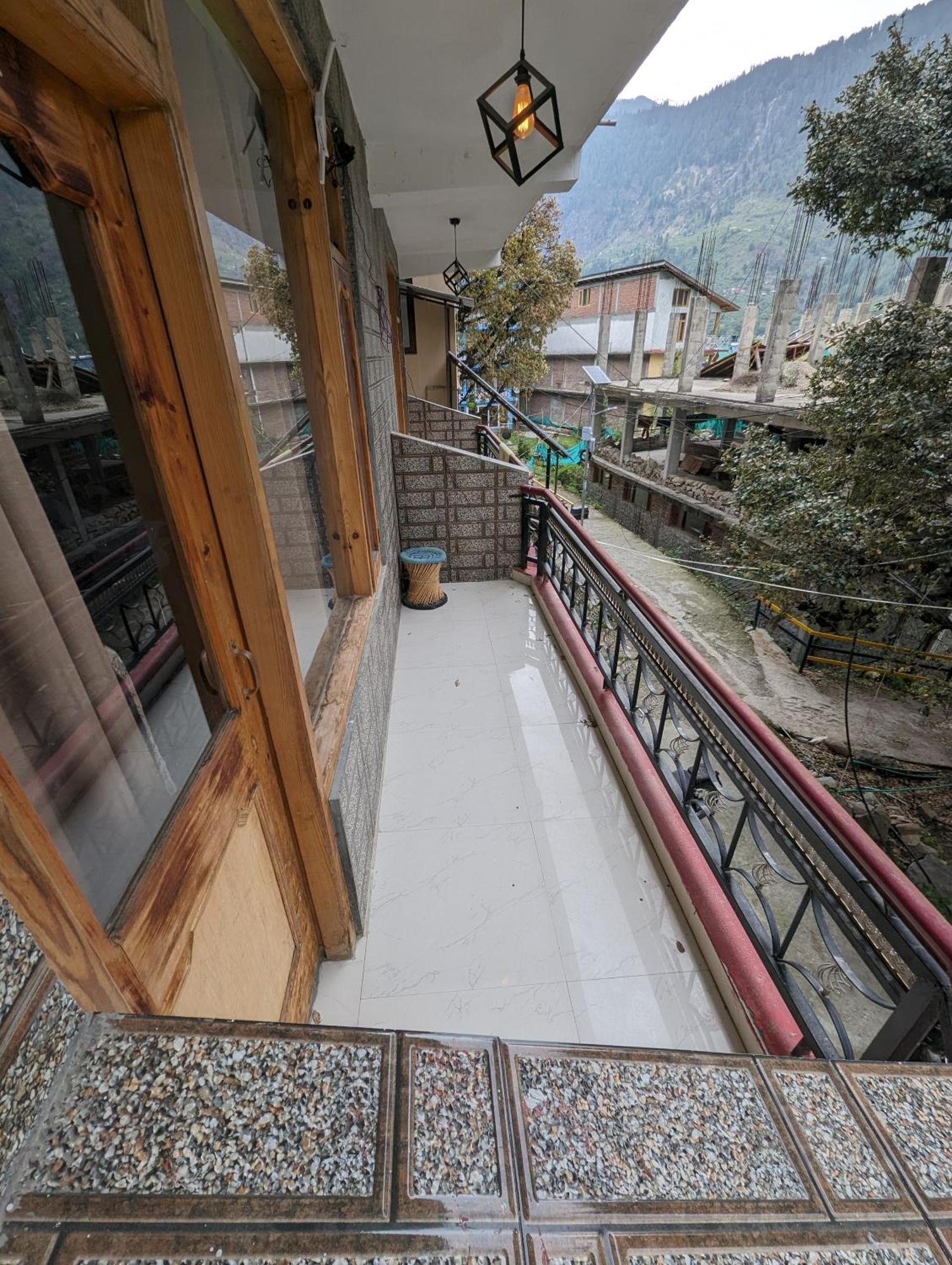 Attic Monkey Cafe & Rooms Manāli エクステリア 写真