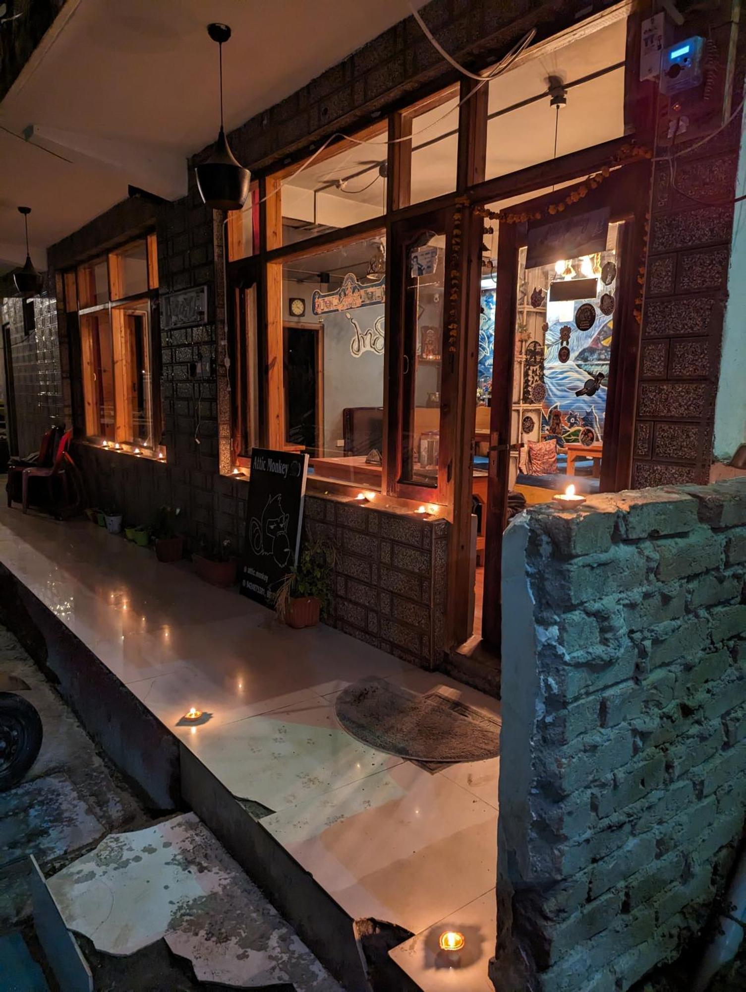Attic Monkey Cafe & Rooms Manāli エクステリア 写真